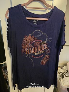 Hard Rock Cafe Women's Navy Blue Muscle Tee with Red/Gold Graphic
